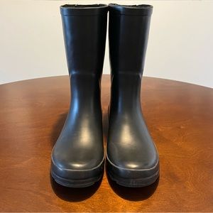 Mid length rain boot